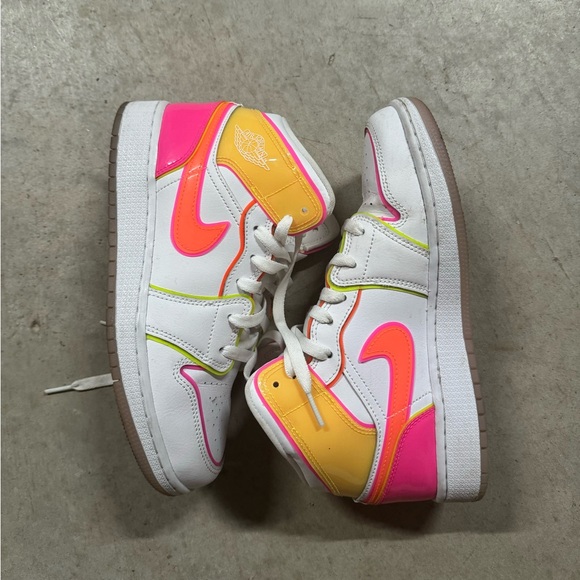 air jordan one mid SE GS “edge glow” - Picture 2 of 9